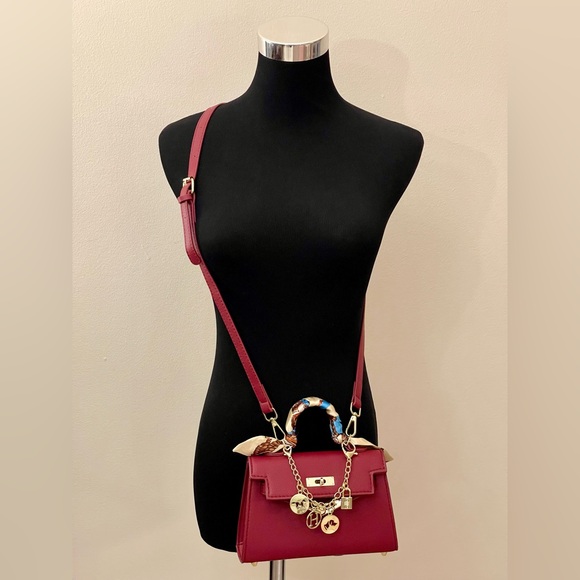 With a Designer Logo mini Sellier 20 handbag. - Picture 14 of 15